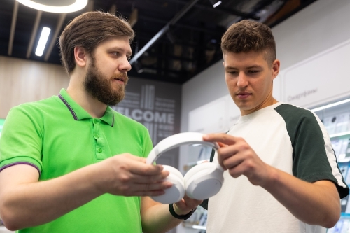 Сахалинцам понравилось слушать музыку в ретронаушниках