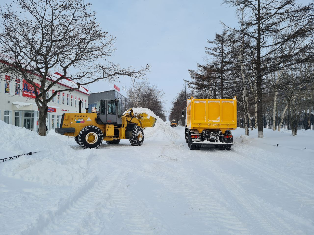 Специалисты администрации проверили качество уборки снега в охинских дворах и на улицах
