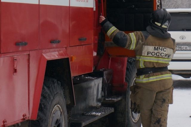Охинские пожарные потушили горящий мусор в подъезде жилого дома