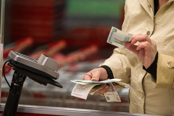 Россиянам предложат снимать деньги с карт на кассах магазинов