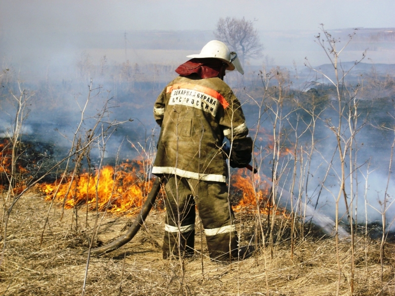 МЧС напоминает, что с 15 апреля на Сахалине начался весенне-летний пожароопасный период