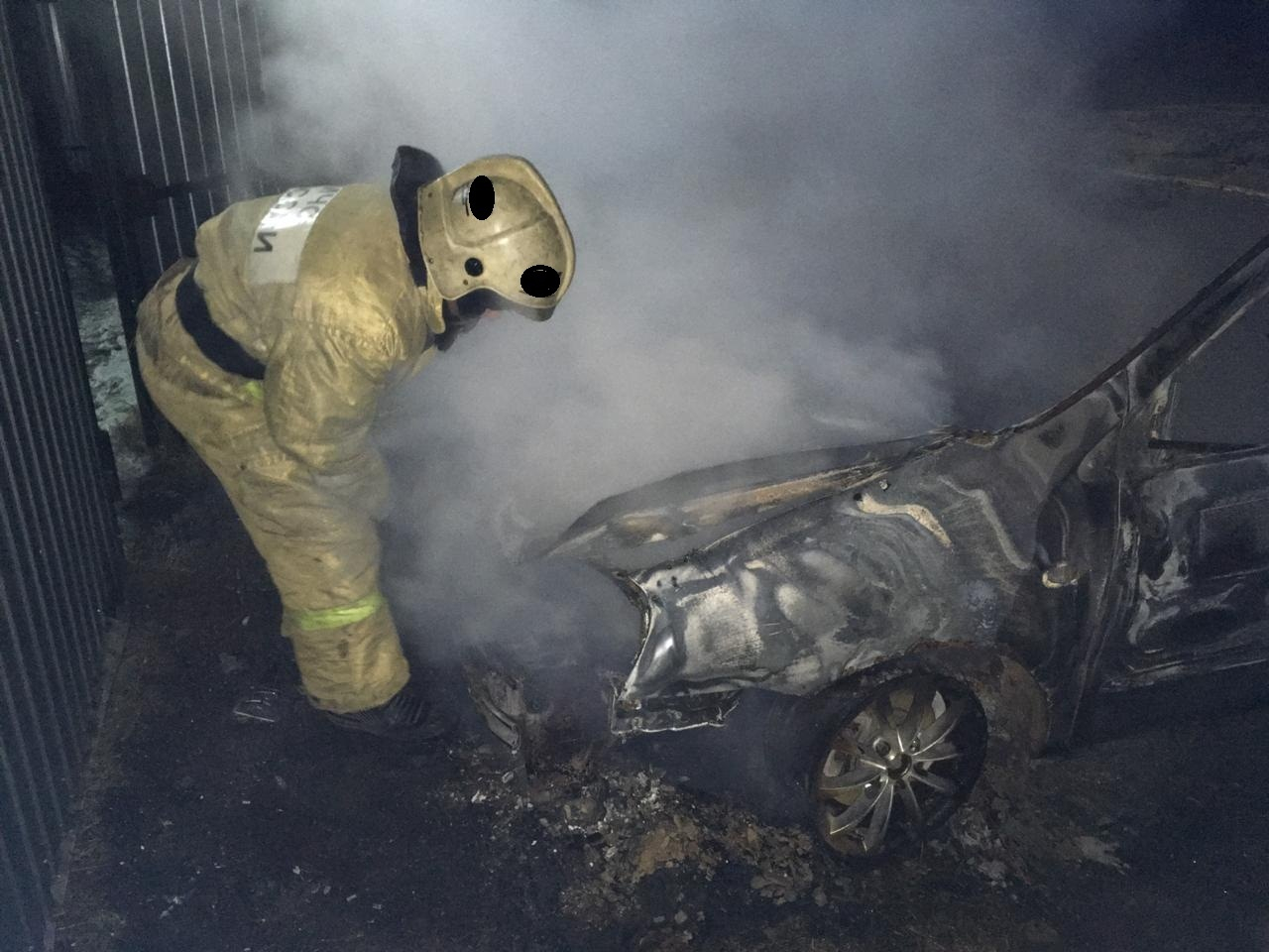 Гараж с автомобилем потушили пожарные в Охе