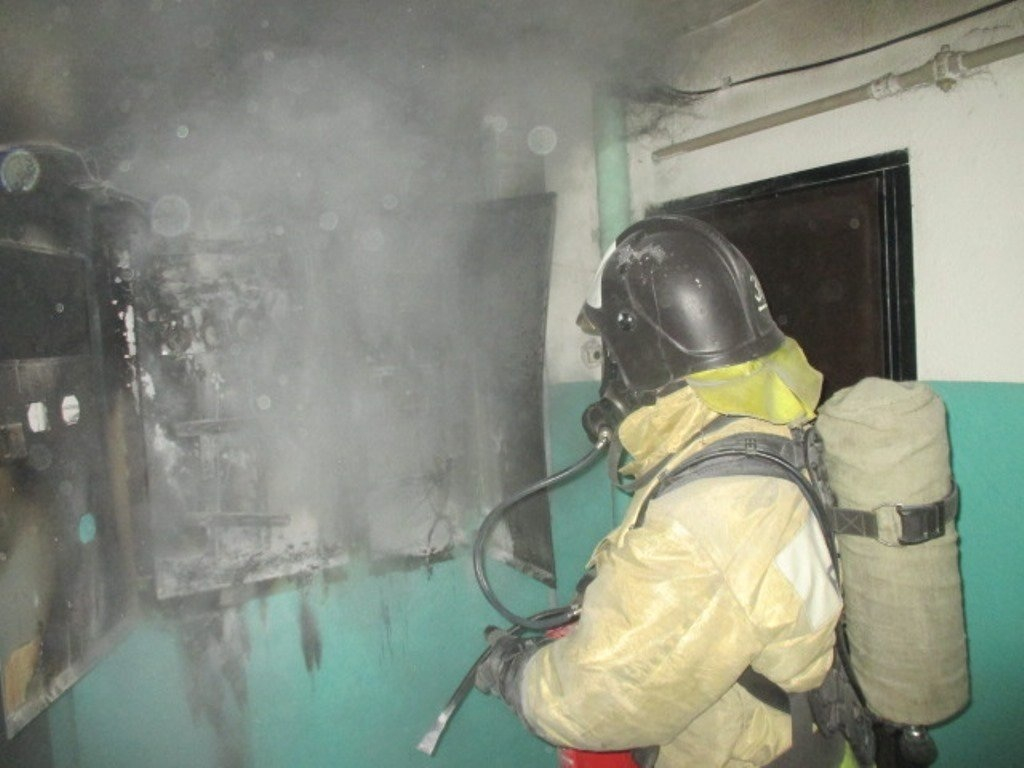 Ночью пожарные потушили электрощиток в одном из подъездов пятиэтажки