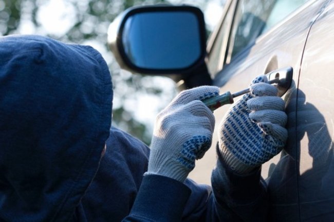Охинские полицейские раскрыли кражу из автомобиля