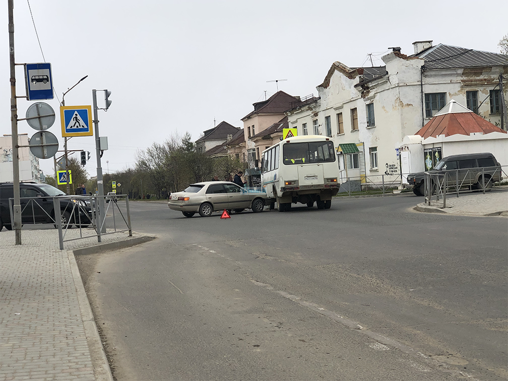 Автобус столкнулся с иномаркой на перекрестке улиц Карла Маркса и Блюхера