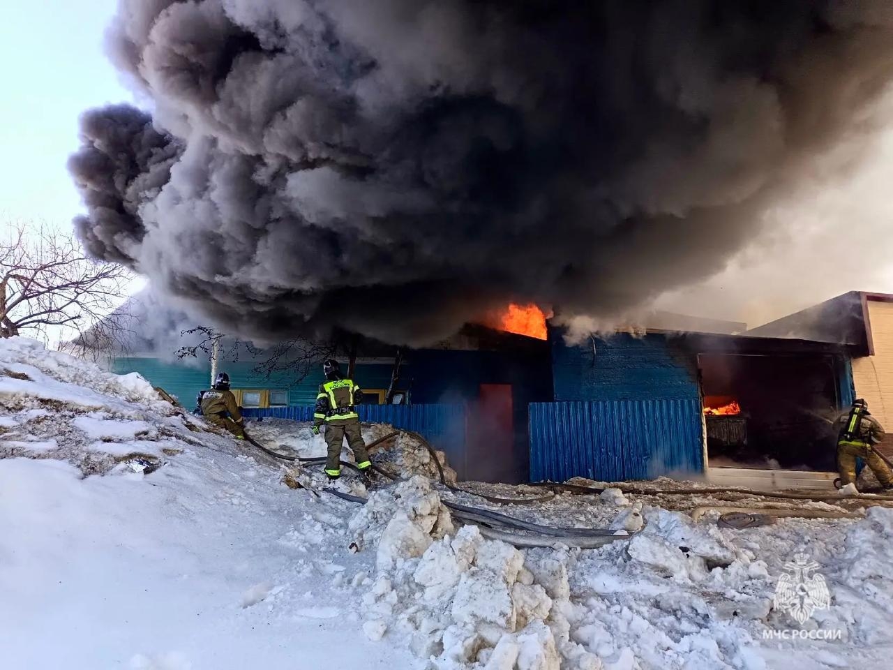 В Охе при пожаре в гараже пострадал человек