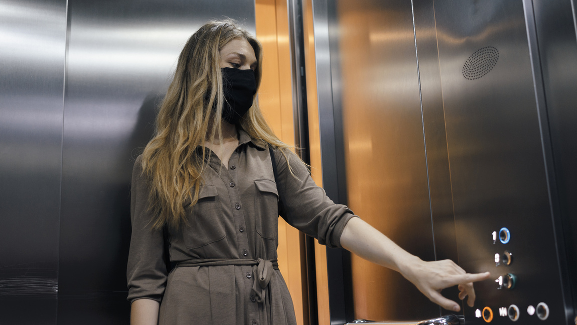 Роспотребнадзор обязал россиян носить маски в лифтах и транспорте. И рекомендовал барам не работать по ночам