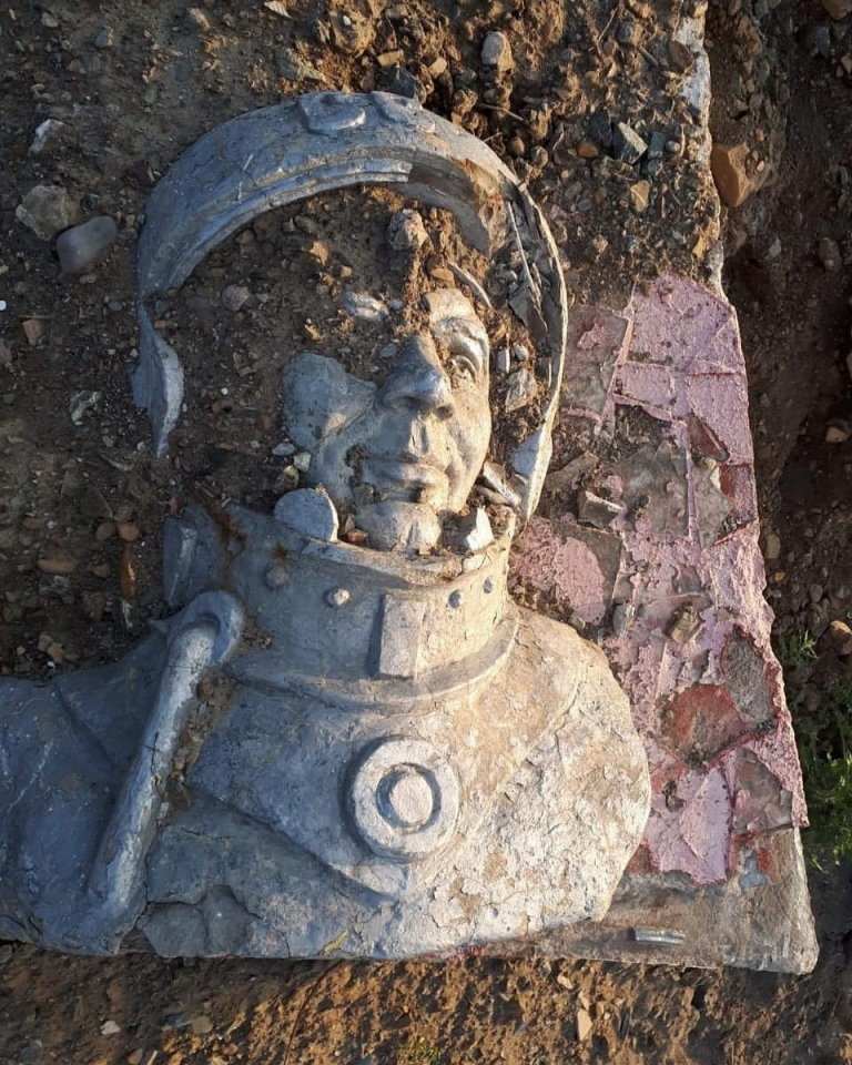 В Невельске среди мусора нашли разрушенный барельеф Юрия Гагарина. На его месте собирались построить автозаправку