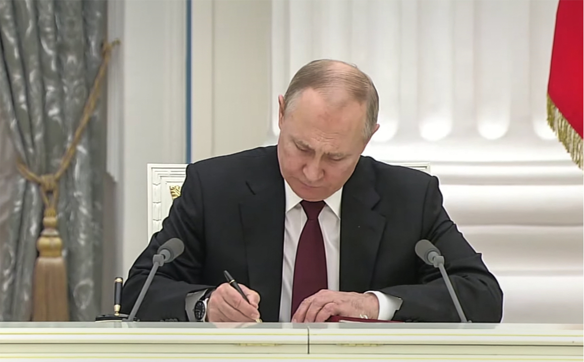 Путин объявил о признании независимости ДНР и ЛНР. В это время курс доллара вырос выше 80 рублей