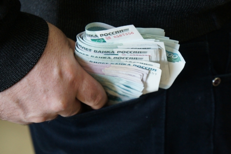 В Охе у пенсионера похитили 5 тысяч рублей