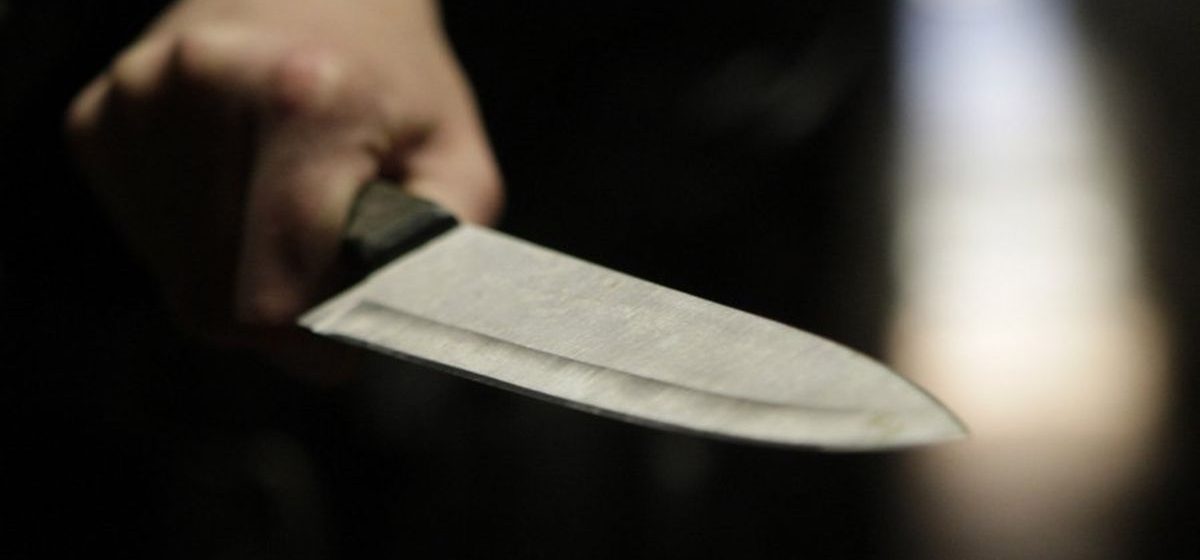 Охинец в ходе конфликта ударил собутыльницу ножом в руку