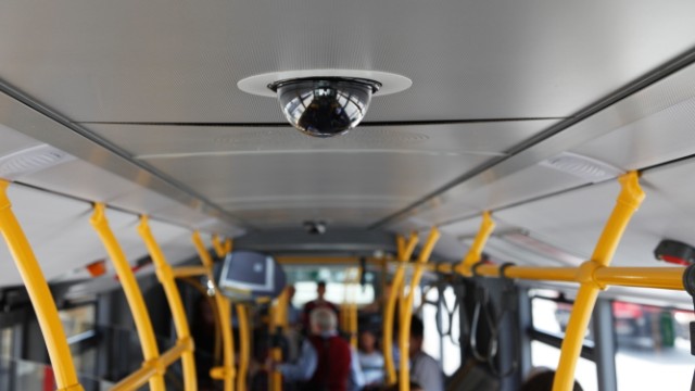 За охинцами в муниципальных автобусах будут следить 28 камер