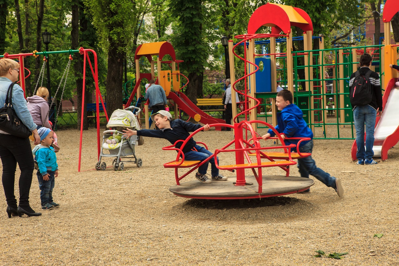 Детские площадки в Охинском районе не соответствуют предъявляемым законом требованиям