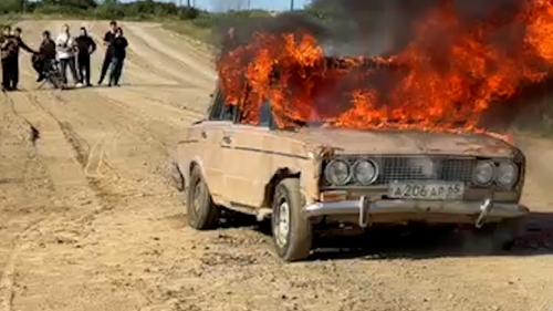 Пожарные потушили легковой автомобиль