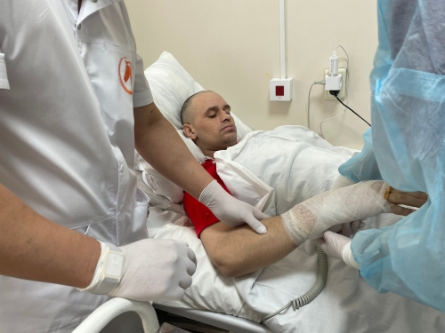 Сахалинские врачи спасли охинца, получившего ожоги 47% тела после падения в горячую воду