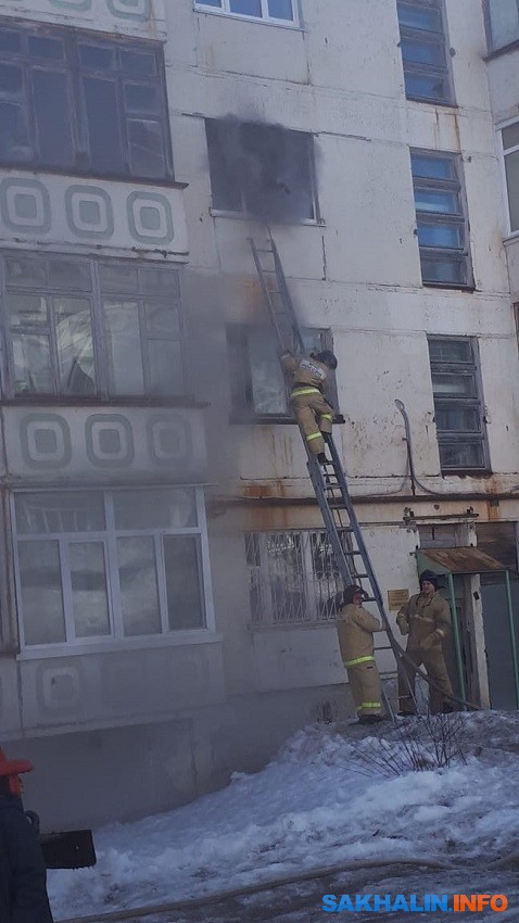 Пожарные спасли 8-летнего ребенка из горящей квартиры в Охе