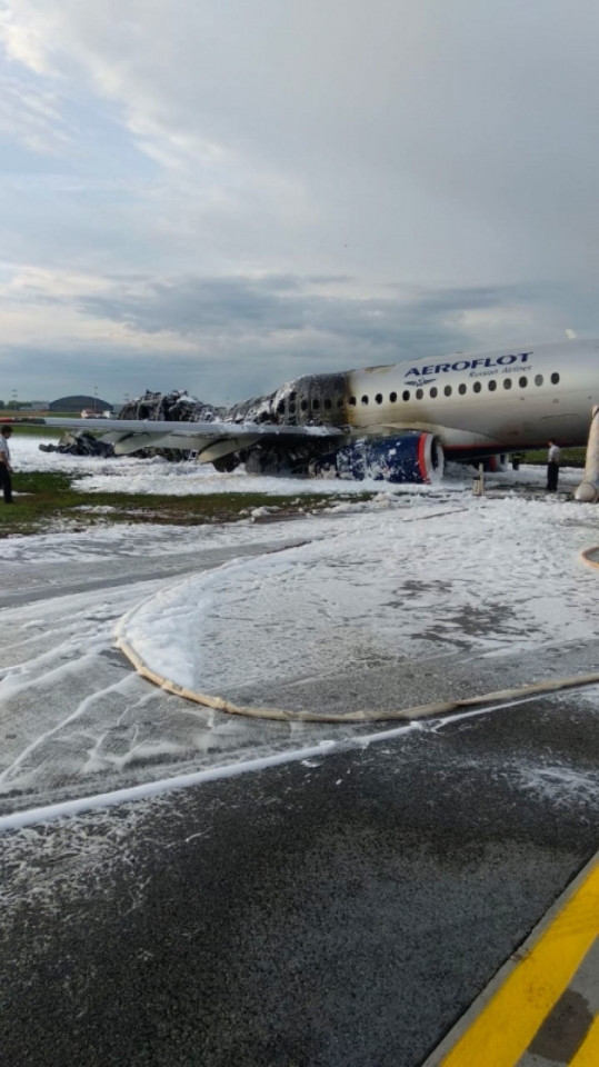 В Шереметьево самолет совершил аварийную посадку из-за пожара. Погиб 41 человек