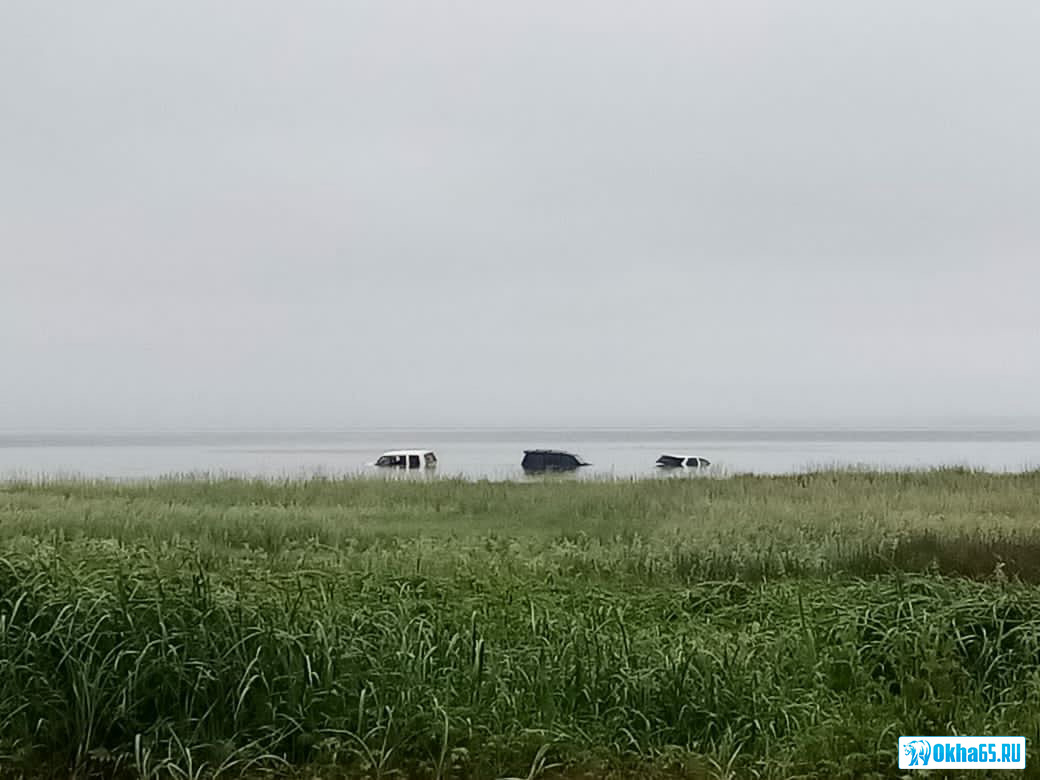 Прилив застал три припаркованных автомобиля на побережье в Некрасовке (ОБНОВЛЕНО)