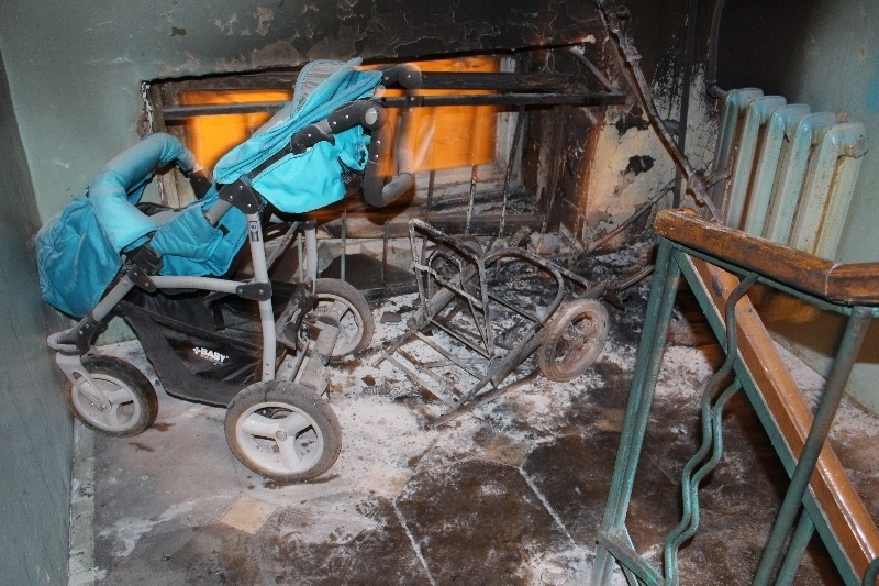 В Охе пожарные потушили детскую коляску в подъезде