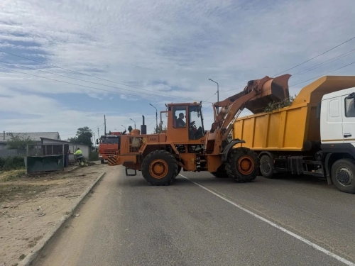 Более 300 кубометров крупногабаритного мусора вывезли с площадок Охи