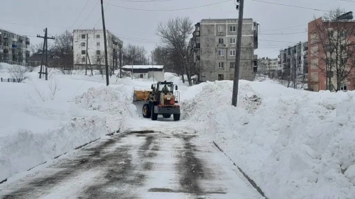 В Охе продолжается расчистка дворов: где ведутся работы 30 марта