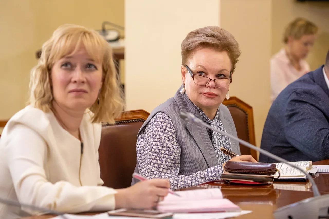 Валерий Лимаренко поздравил Елену Касьянову с избранием на должность мэра Охи