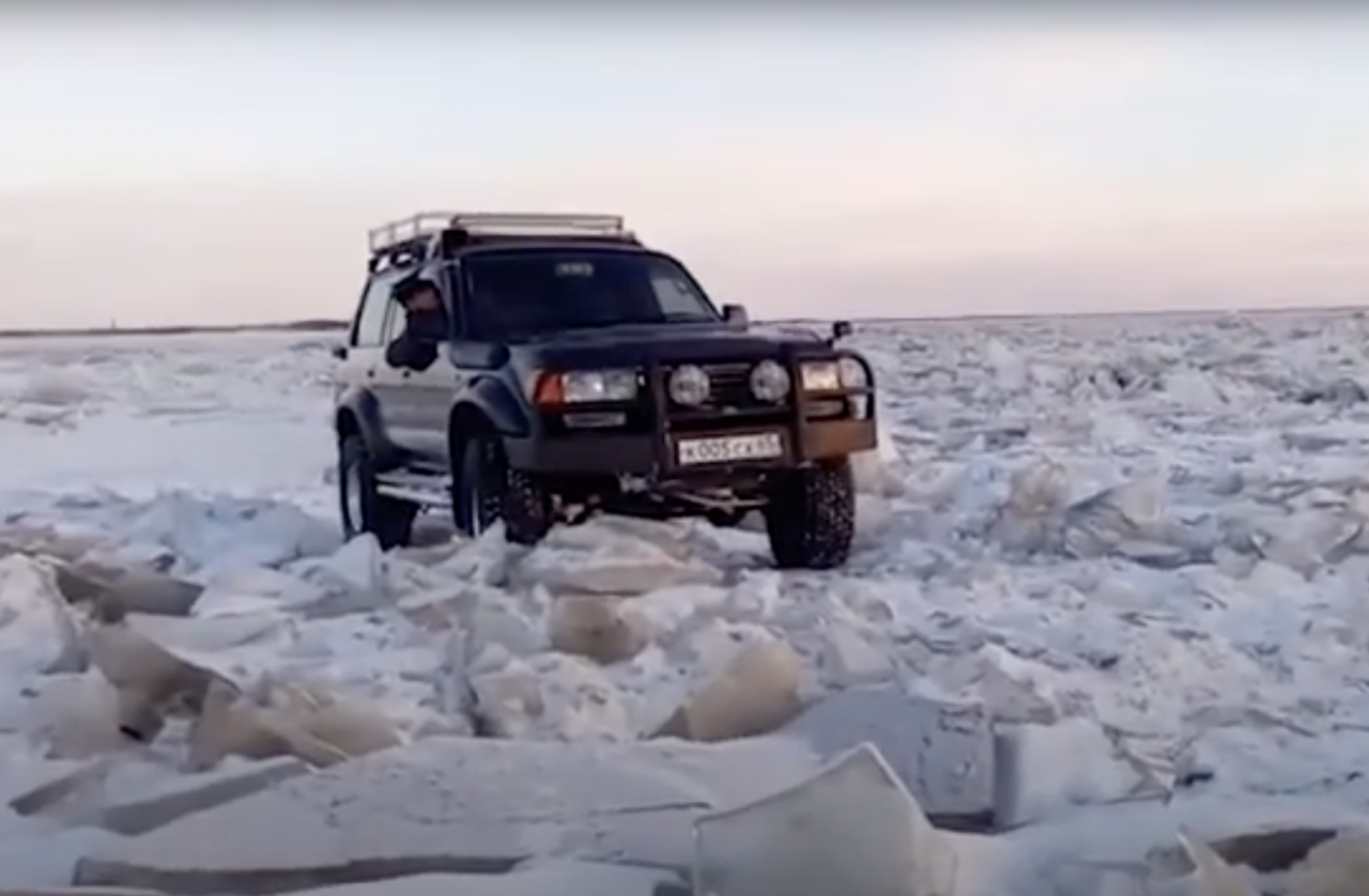 Сахалинцы по льду на внедорожнике съездили на материк, чтобы заправиться