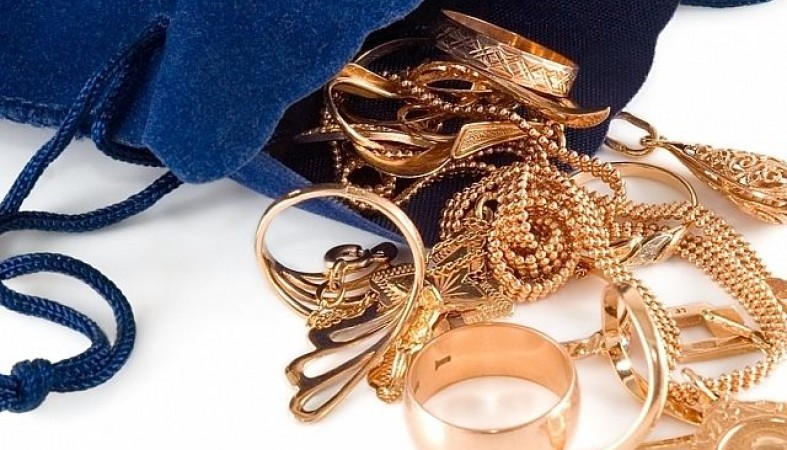 16 летний охинец украл у знакомой золотые украшения