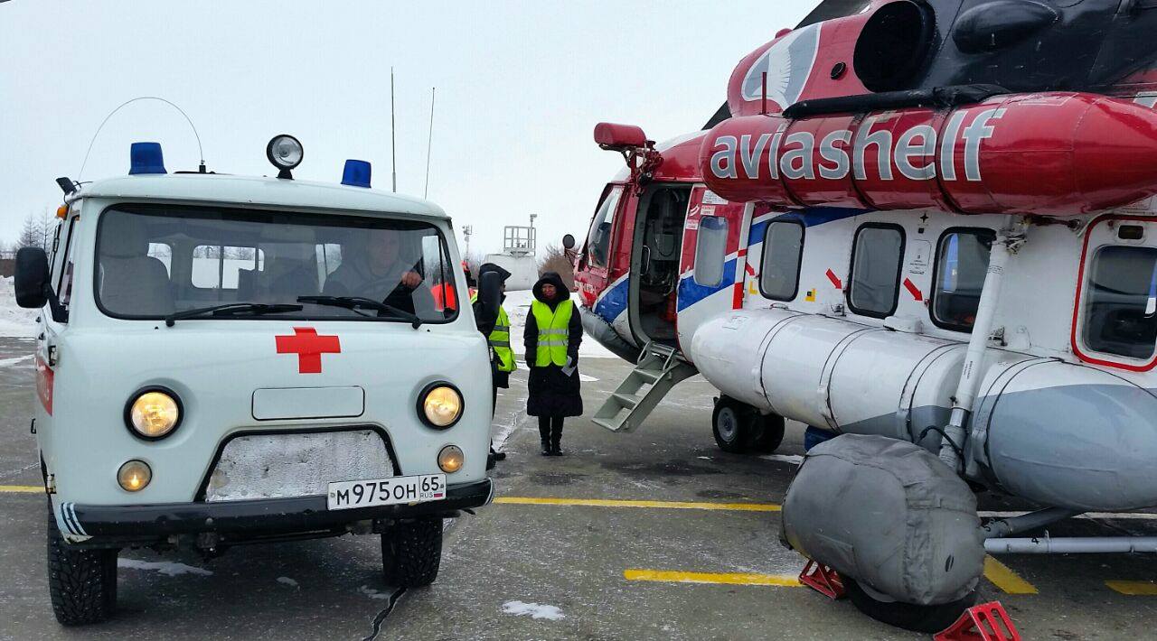В Оху на вертолете доставили тяжелобольного из Рыбновска