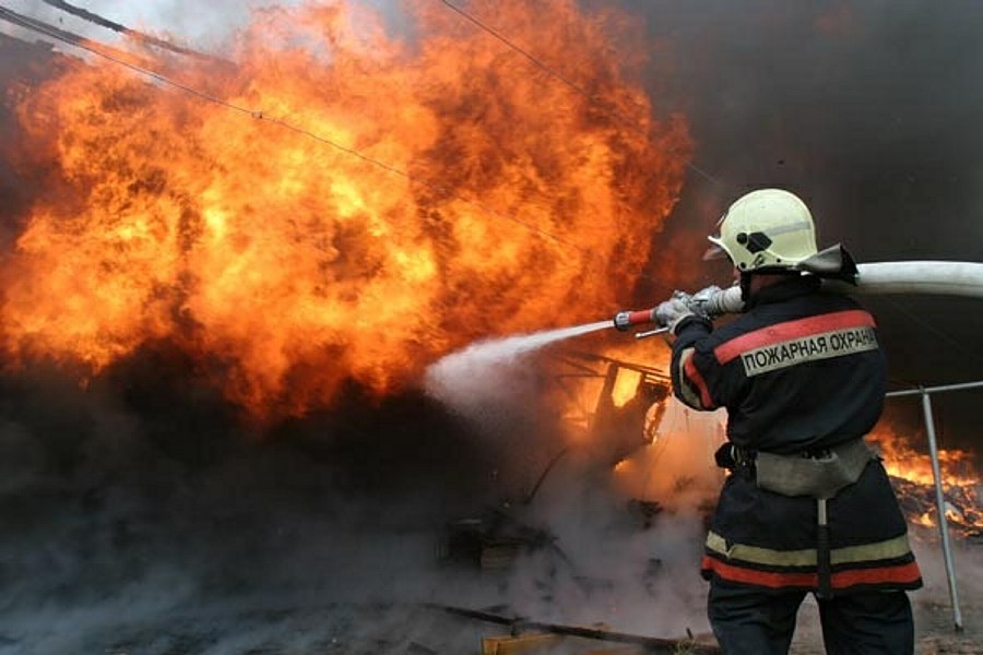 Пожарные ликвидировали возгорание автомобиля в Охе
