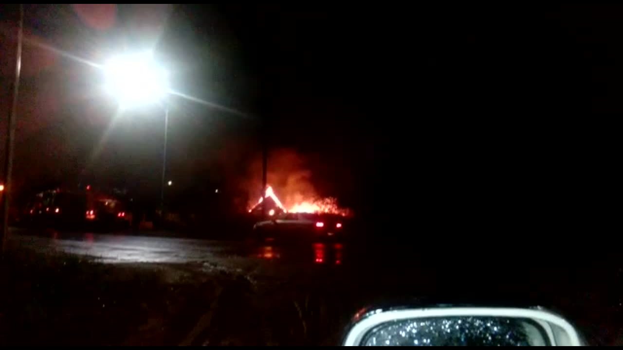 Пожарные тушили горящий дом в Охе почти 3 часа