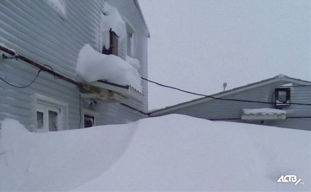 Жители Охи откопали соседей, оказавшихся в снежном плену в собственной квартире