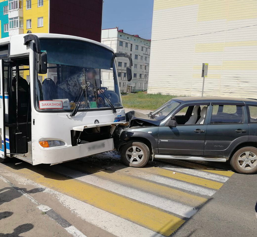 В Охе пьяный водитель внедорожника столкнулся с автобусом