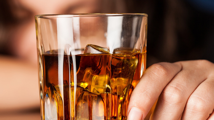 Минздрав заявил о росте смертности от алкоголя во время карантина в России