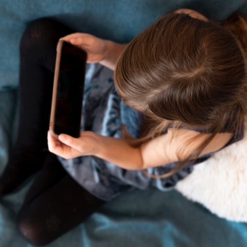 В Охе мошенники обманом заставили школьницу перевести около 2 миллионов рублей