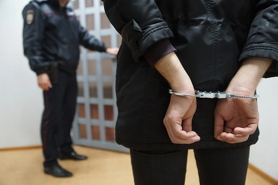 В Охе сотрудники полиции задержали гражданина, скрывавшегося от суда