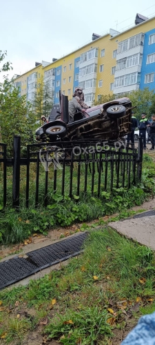 В Охе у внедорожника отказали тормоза — машина врезалась в забор детского сада