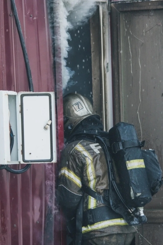 В Охе ликвидировали возгорания хозпостройки и мусорного бака