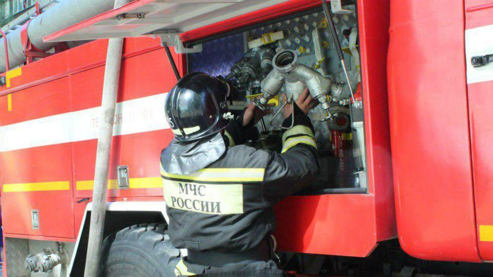 Пожарные потушили заброшенное здание в Охе
