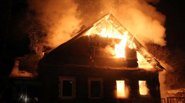 Охинские пожарные потушили частный дом