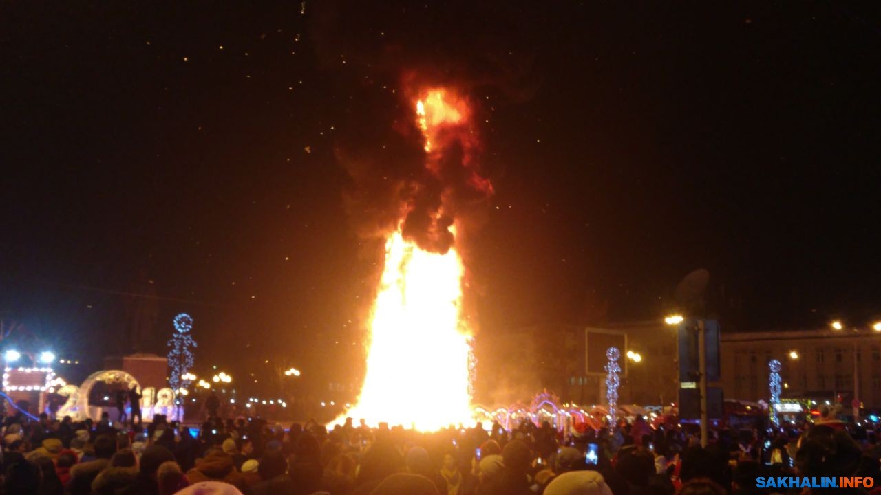 В Южно-Сахалинске сгорела главная городская новогодняя елка