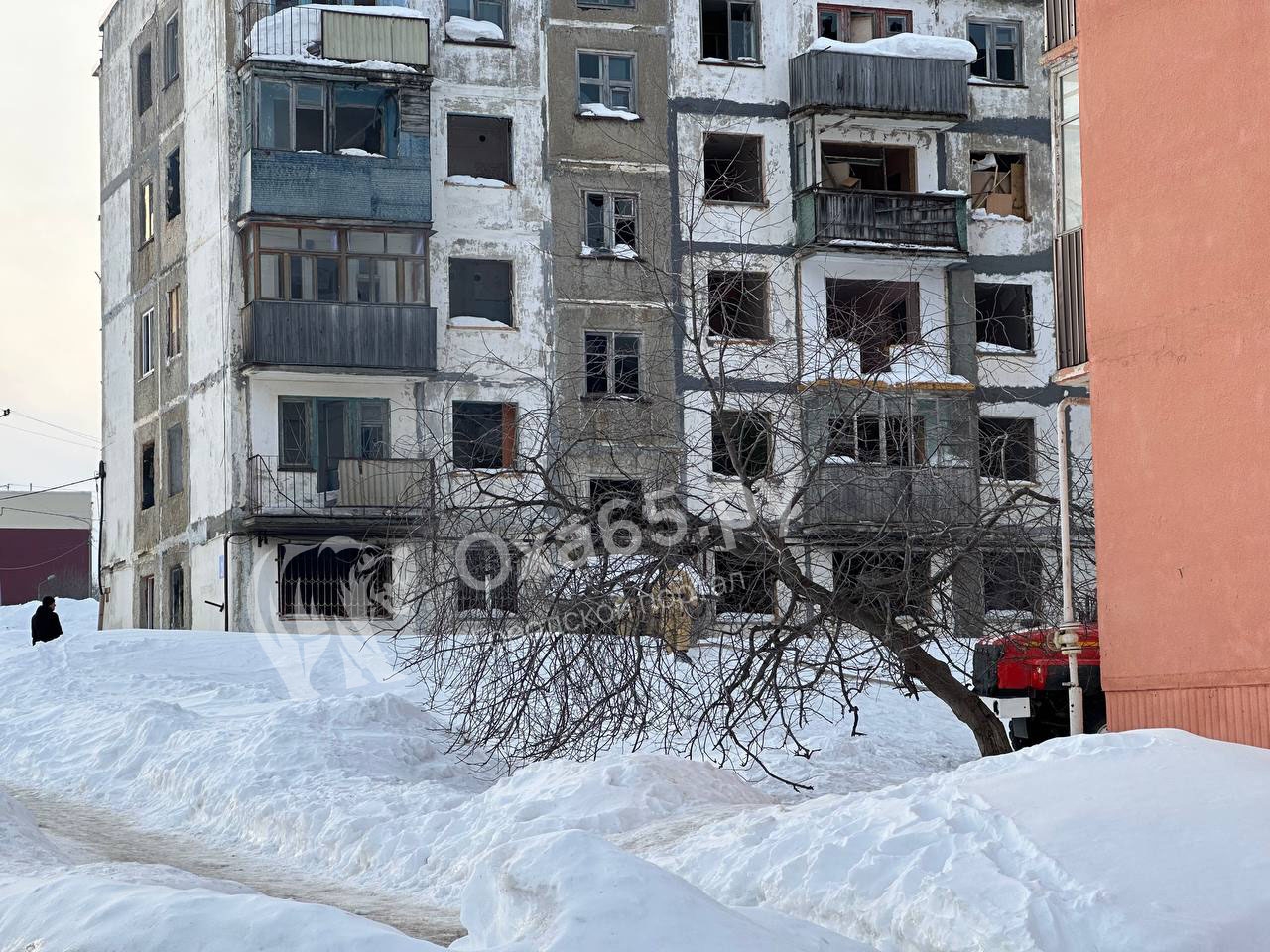 В Охе ликвидировали возгорание в расселенном доме