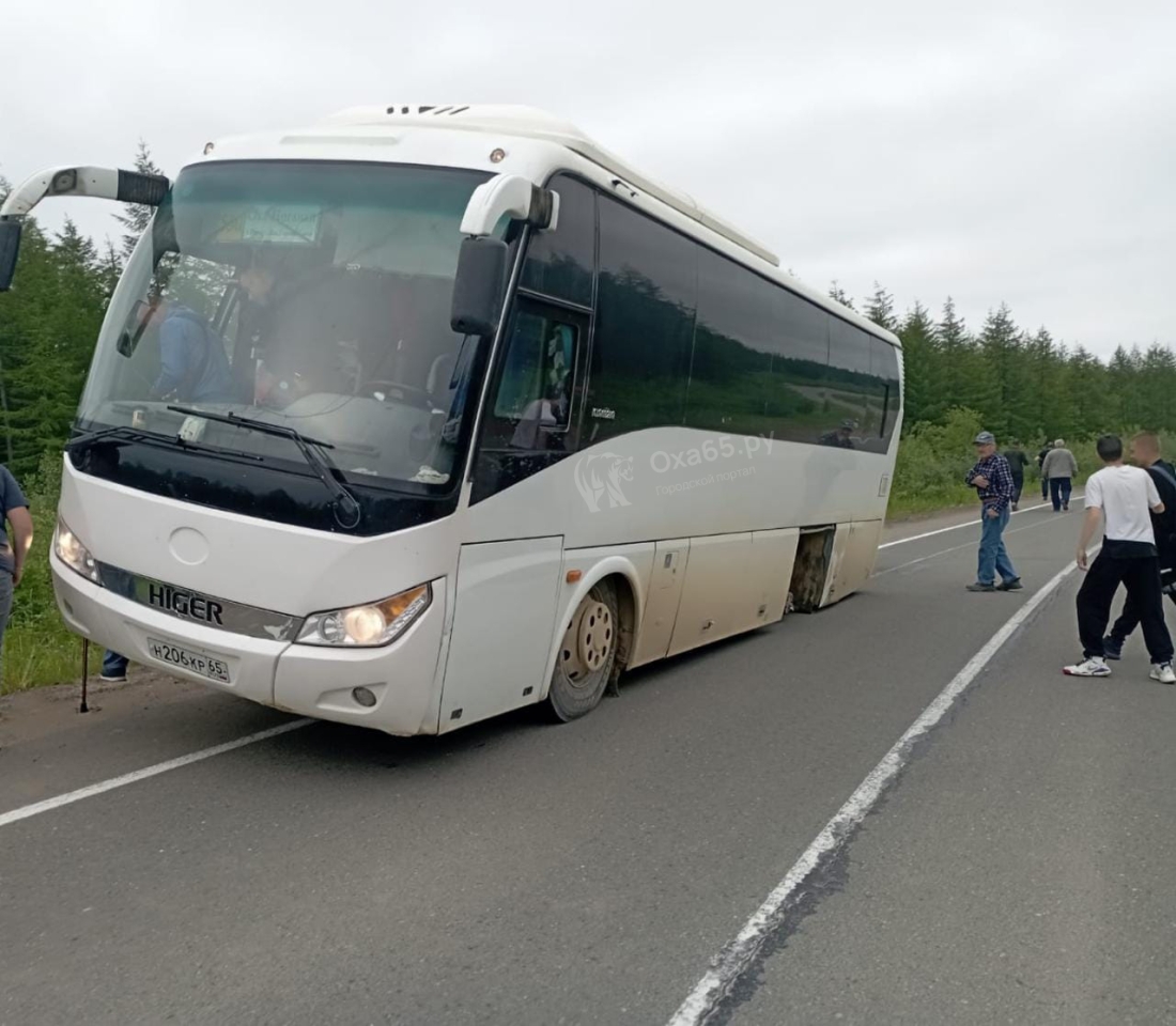 У пассажирского автобуса, следовавшего из Ноглик в Оху, оторвало колесо