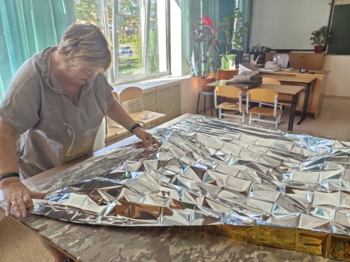 В Охе школьники вместе с учителем шьют антидроновые одеяла для бойцов СВО