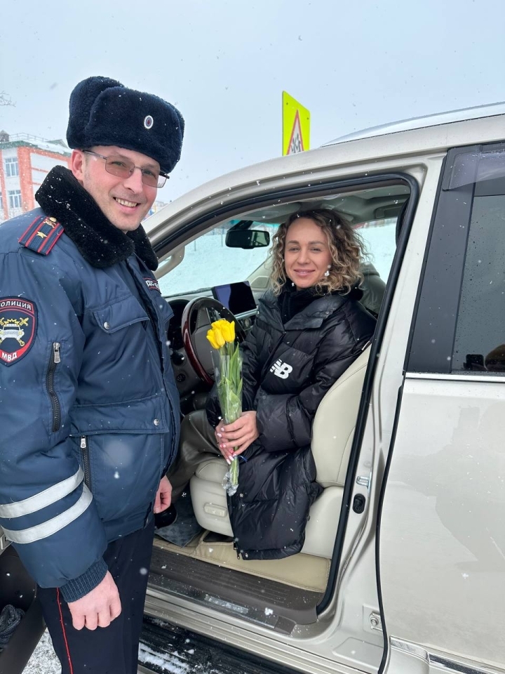«Ой, а это мне?»: в Охе сотрудники Госавтоинспекции останавливали автоледи, чтобы вручить им цветы