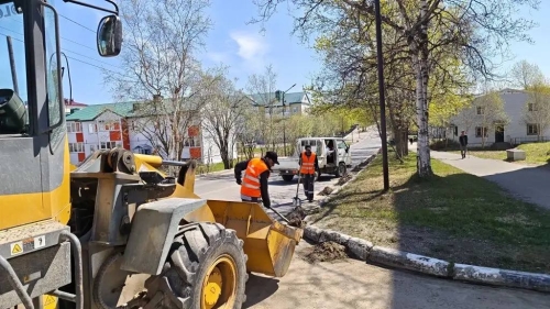 В Охе дорожные службы приступили к уборке песка с дорог и тротуаров