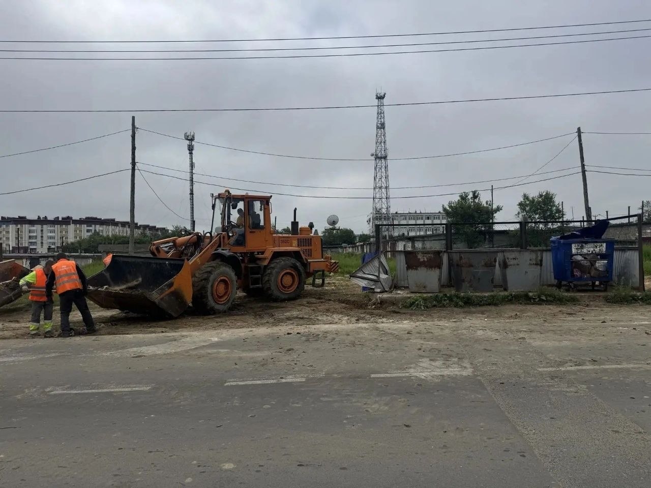 Более 250 кубометров мусора вывезли с контейнерных площадок Охи