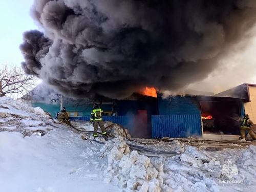 В Охе при пожаре в гараже пострадал человек
