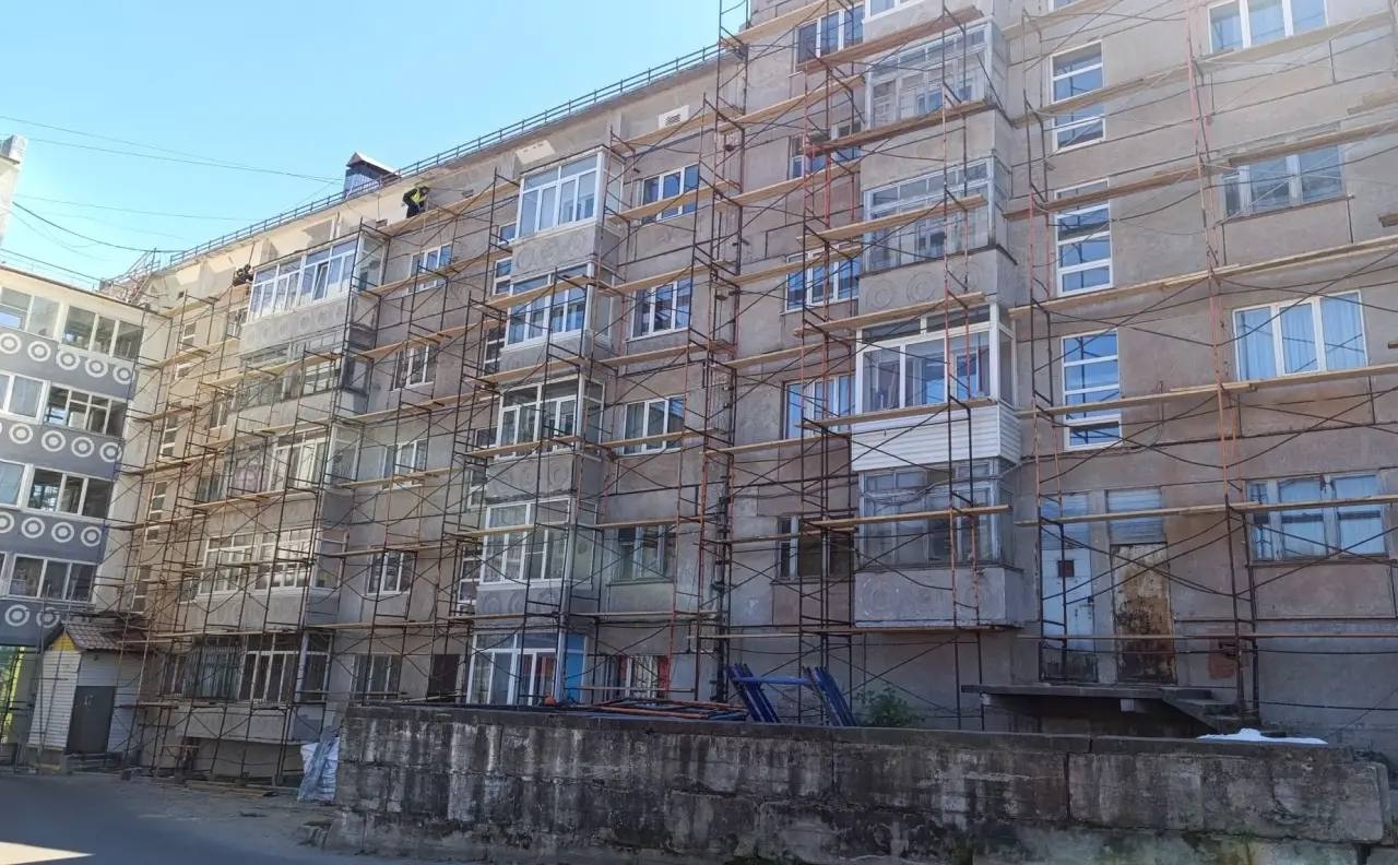 В Охе начался капитальный ремонт фасада дома на Дзержинского, 30А