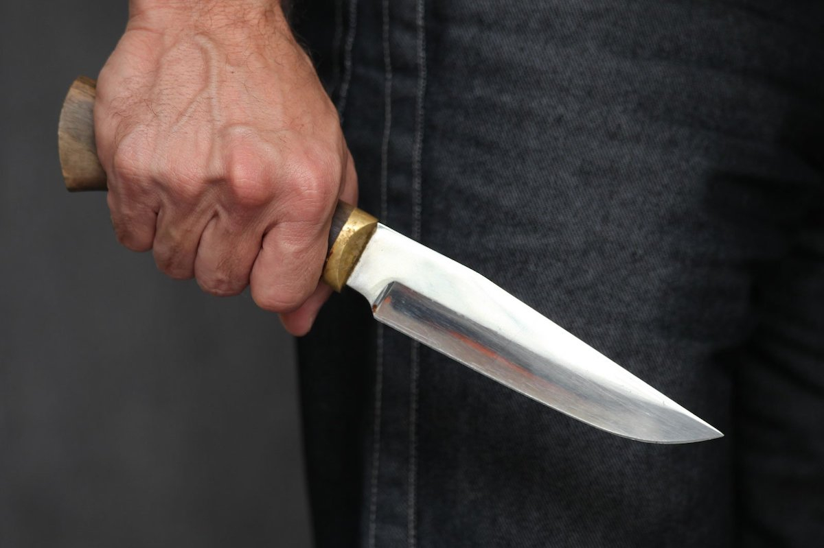 Житель Охи ударил ножом знакомого из-за пачки сигарет